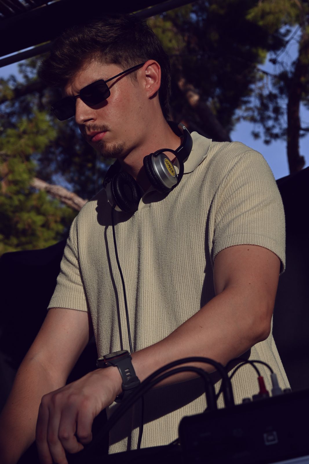 Ankar Sánchez pinchando con gafas de sol en La Torre Café