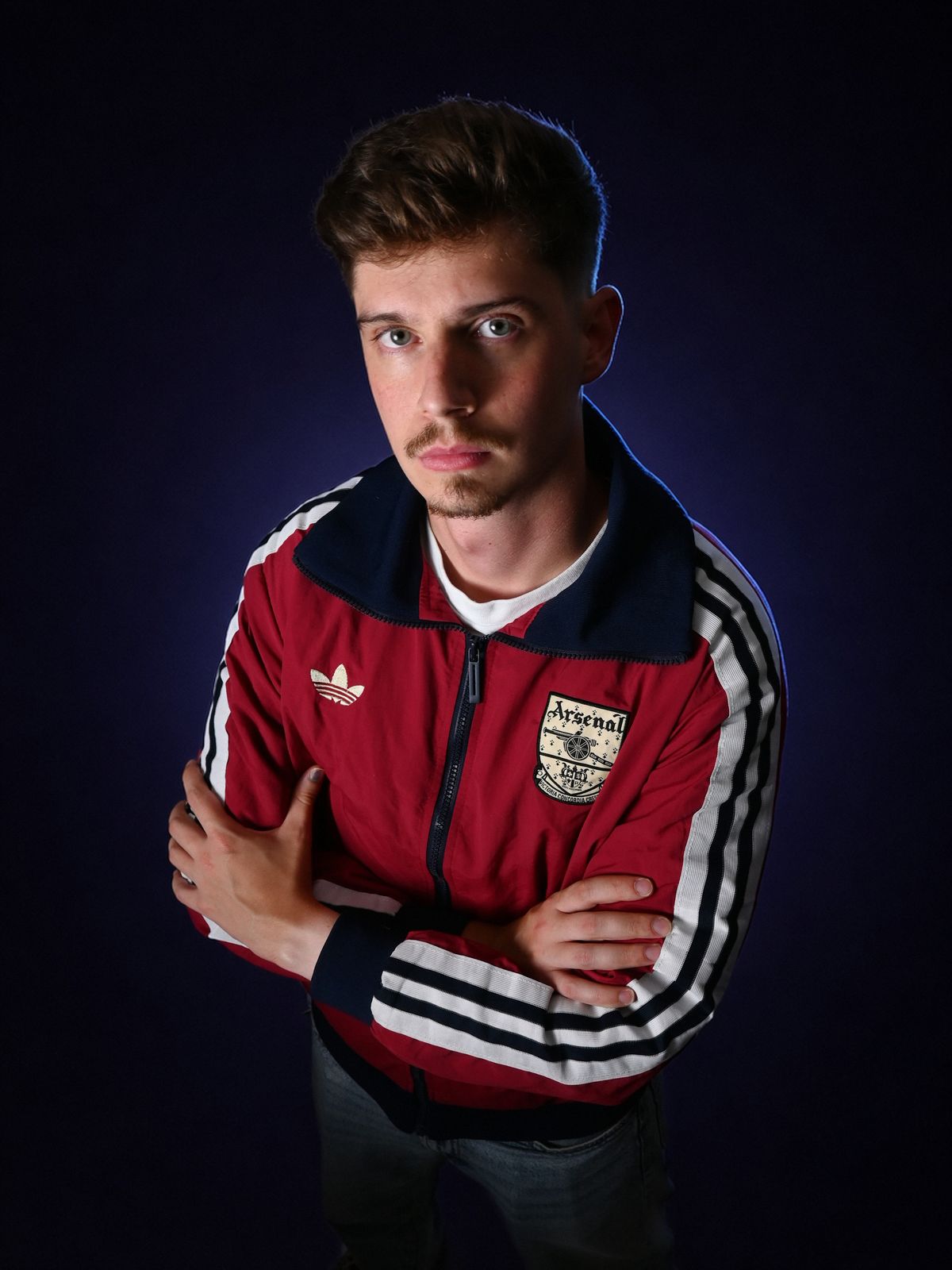 Ankar Sánchez con los brazos cruzados, retrato de estudio
