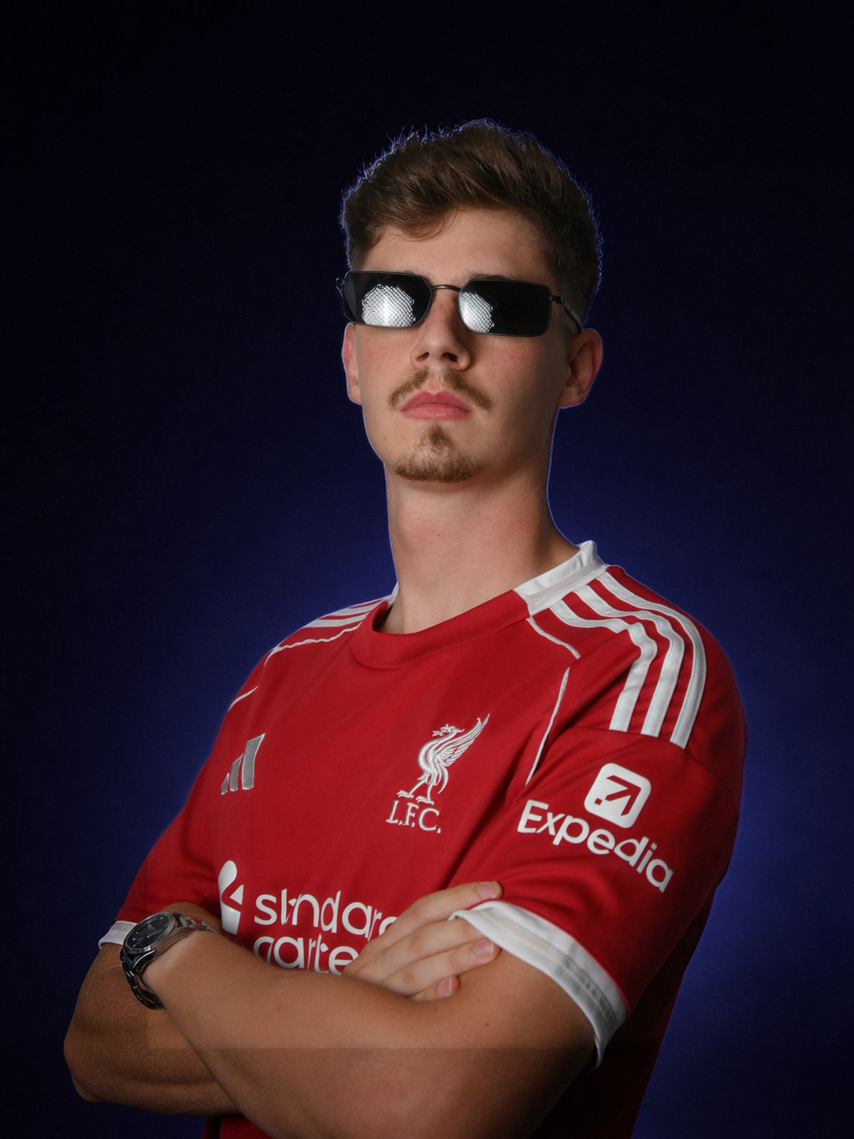 Ankar Sánchez con gafas de sol, retrato en contrapicado